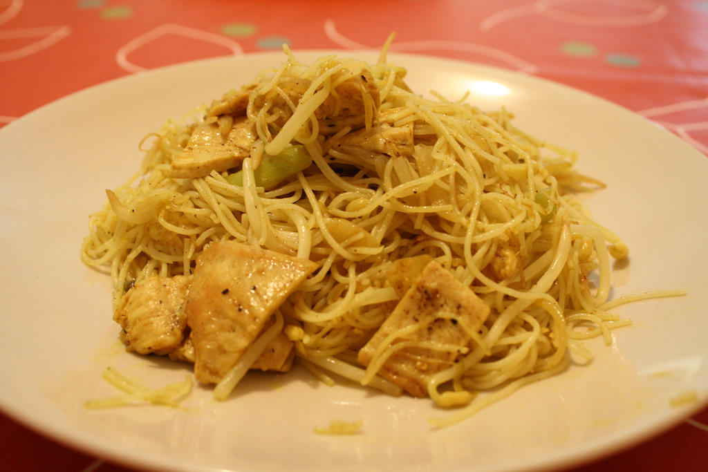 receta-de-noodles-fideos-de-arroz-de-arroz-al-curry-con-pollo-y-vegetales